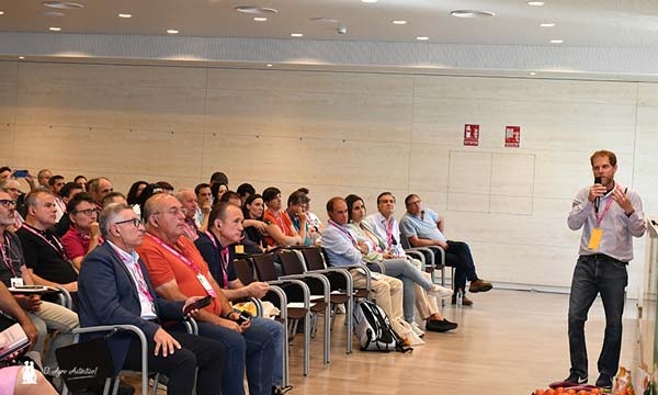 El investigador israelí Jonathan Maoz en el III Congreso Agricultura con Propósito sobre aguacate de cooperativa La Palma Granada / agroautentico.com