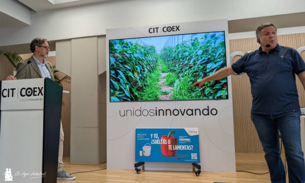 Juan Antonio Sánchez con David Baños en la presentación sobre el papel de la biodiversidad / agroautentico.com