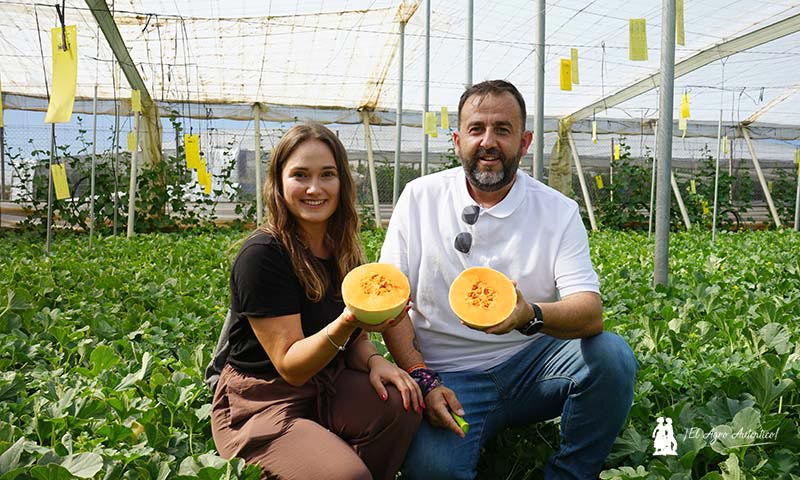 Miguel Ángel Rodríguez y Kinga Pręgowska con la variedad Dolcir / agroautentico.com