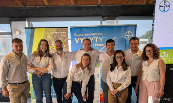 Miembros del equipo de Bayer en Motril en el evento sobre soluciones en pepino y tomate / agroautentico.com