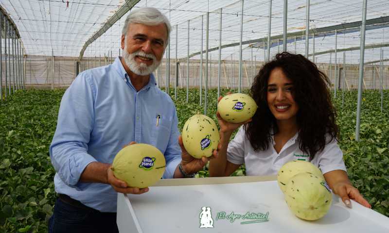 Pepe Marín, editor del Portagrano, con Rajae Hamdoune, Chain Specialist en Fitó, en el II Water & Melon Show Almería / agroautentico.com