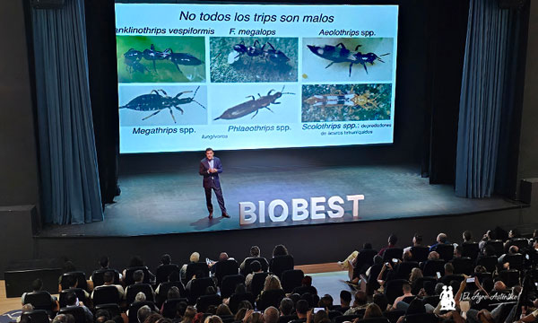 Apostolos Pekas sobre el escenario del Teatro Municipal de El Ejido / agroautentico.com