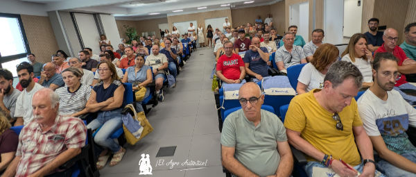 Técnicos y agricultores en las nuevas instalaciones de Coexphal en La Mojonera, donde se ha desarrollado esta jornada sobre control biológico / agroautentico.com