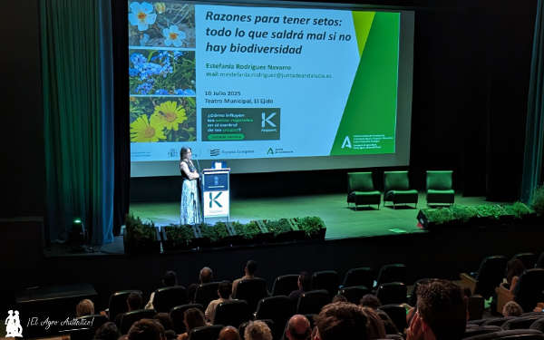 Estefanía Rodríguez, investigadora del centro Ifapa de La Mojonera, en las jornadas sobre diversidad en el entorno de los invernaderos / agroautentico.com