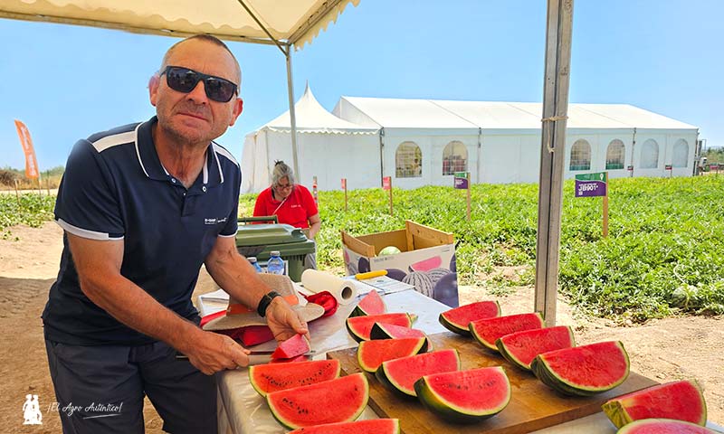 Pere Montón con las sandías con microsemillas dentro de la línea Premium Universe / agroautentico.com