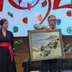 Juan Colomina hacía entrega de un cuadro de Cabo de Gata a José María Pozancos como agradecimiento durante décadas a la defensa del 'modelo Almería' / agroautentico.com