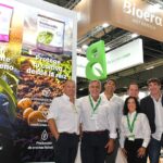Miembros del equipo de Bioera en Fruit Attraction 2025. Presentación de su primera trichoderma / agroautentico.com