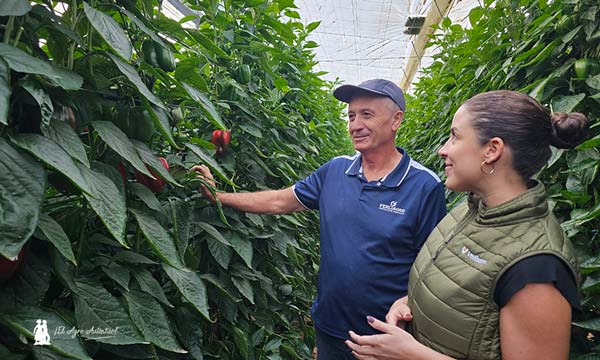 Gema Pérez, responsable técnica de Vellsam, con el dueño de la finca, Paco Fernández / agroautentico.com