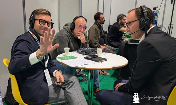 Alberto Garcia entrevistando al director de la Estación Experimental de Las Palmerillas en InVerdadero en Madrid hace solo unos días / agroautentico.com