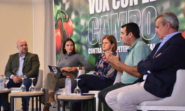 Andrés Góngora de la Coag en Almería con la eurodiputada Mireia Borrás de Vox / agroautentico.com