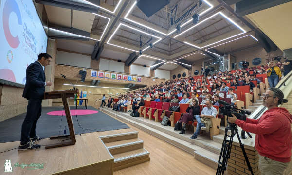 Auditorio de la Universidad de Almería programa Cuestión de Ciencia de Bayer / agroautentico.com