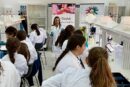 Cerca de 800 estudiantes almerienses participan en los talleres científicos de Bayer durante la Semana de la Ciencia