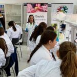 Cerca de 800 estudiantes almerienses participan en los talleres científicos de Bayer durante la Semana de la Ciencia