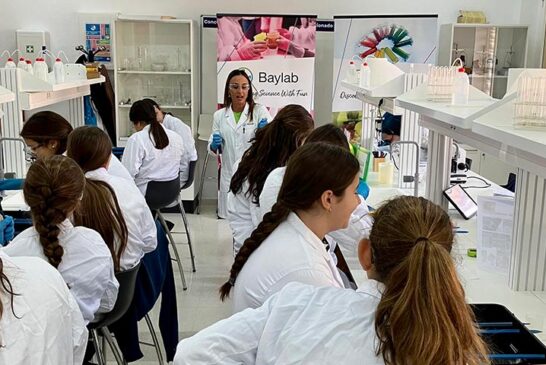 Cerca de 800 estudiantes almerienses participan en los talleres científicos de Bayer durante la Semana de la Ciencia