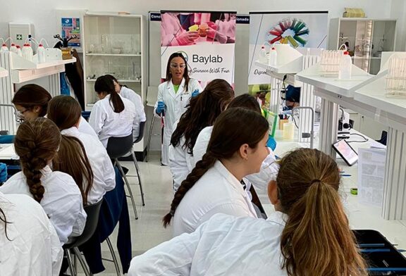 Cerca de 800 estudiantes almerienses participan en los talleres científicos de Bayer durante la Semana de la Ciencia