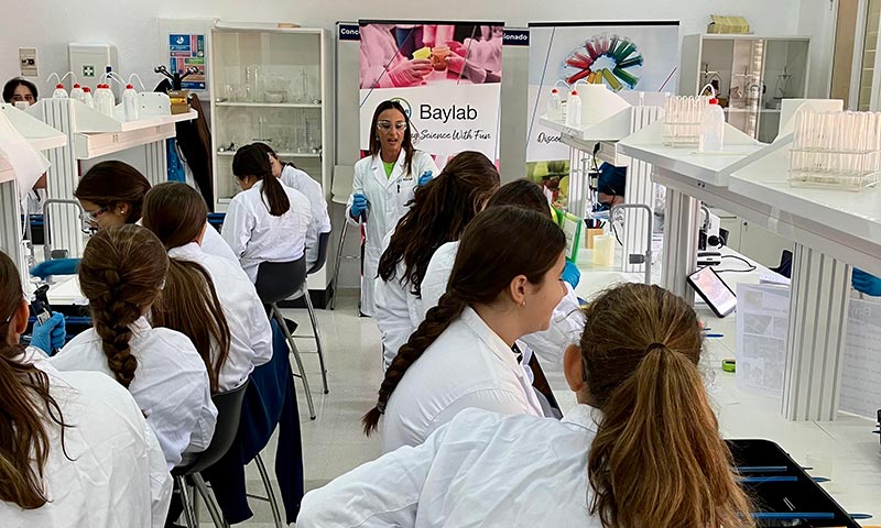 Cerca de 800 estudiantes almerienses participan en los talleres científicos de Bayer durante la Semana de la Ciencia