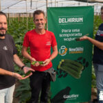 Los Martínez, Manuel y Antonio, con el agricultor Miguel Ángel Reyes/ agroautentico.com