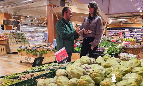 José Antonio Arcos con Gemma Fonseca junto a una de las vitrinas de Green Queen / agroautentico.com