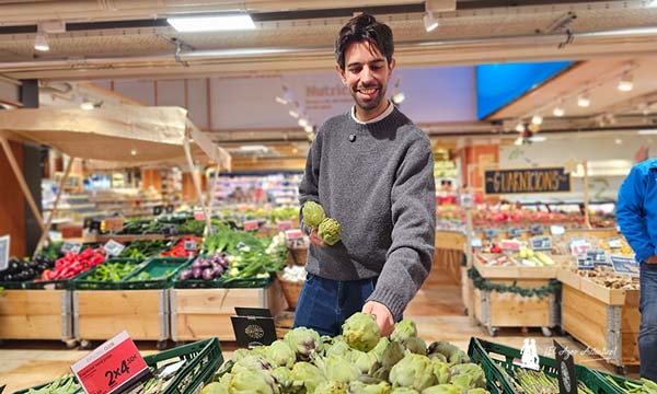 Franc Marín-Camp con la alcachofa Green Queen / agroautentico.com