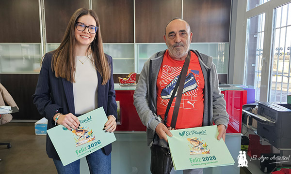 Miguel Ángel Ojeda recoge el calendario 2026 en el centro de La Mojonera / agroautentico.com