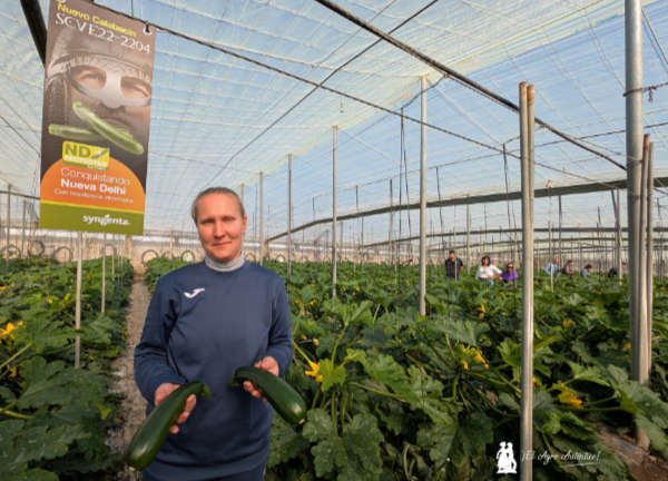 Elena con el nuevo calabacín resistente a Nueva Delhi de Syngenta / agroautentico.com