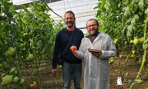 Con Bonet para despedir la crónica desde su finca encaramada a la montaña. Dentro, el mejor Monterosa / agroautentico.com