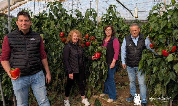 Joaquín Cañabate y José Antonio Fernández, de CapGen; con dos agricultoras de Berja, Carmen y María / agroautentico.com