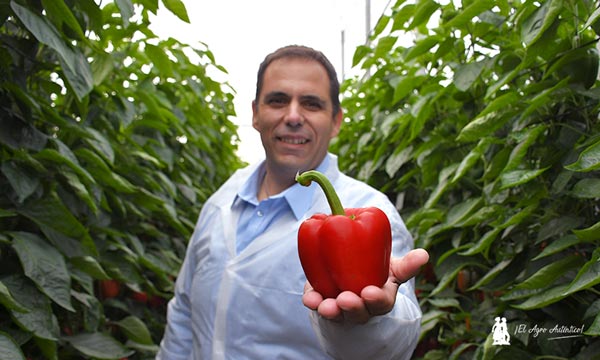 José Ramón Martínez con un fruto de Abakos / agroautentico.com