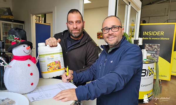 Kiko Cabrera, Sumavi, con Rafa Bonillo con productos frente a botrytis / agroautentico.com