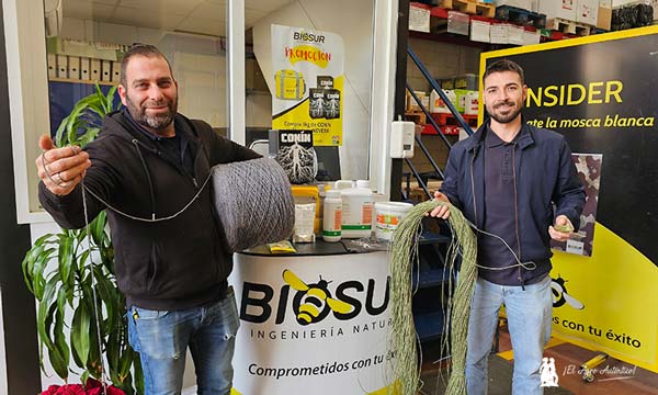 Rafa Bonillo y Antonio Manzano muestras los dos tipos de rafias compostables / agroautentico.com