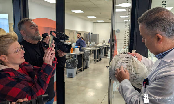 Francisco Garrido muestra la trazabilidad de todas las muestras que llegan al laboratorio Labcolor / agroautentico.com