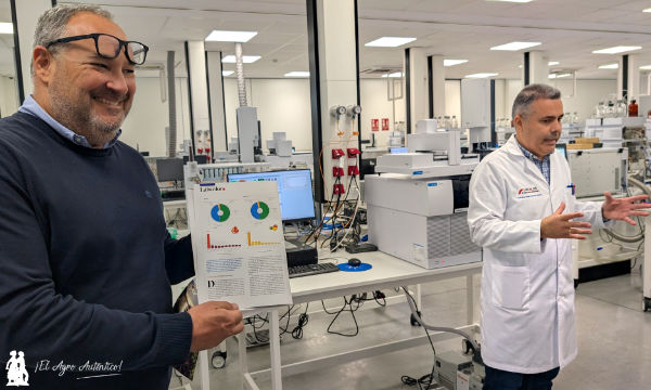 Juan Ignacio Pérez muestra una publicación que describe un histórico de las últimas décadas que avala la reducción del uso de materias activas / agroautentico.com