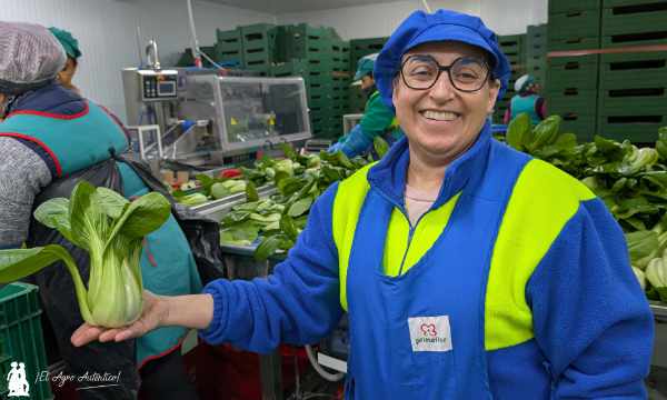 Lola Muñoz con un pak choi de Primaflor / agroautentico.com