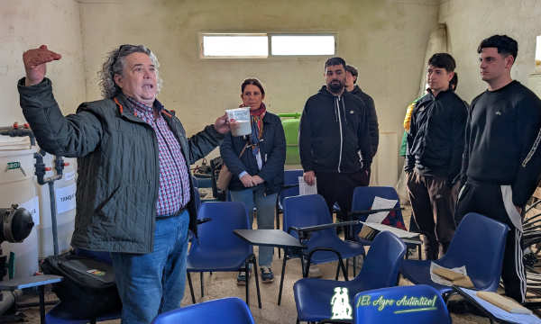 Pedro Artés con alumnos de EFA Campomar / agroautentico.com