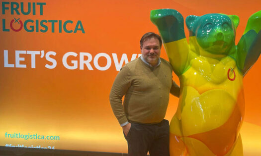 Joaquín Fernández, director de desarrollo estratégico de UNIQ, junto a uno de los símbolos de la muestra berlinesa. UNIQ en Berlín / agroautentico.com