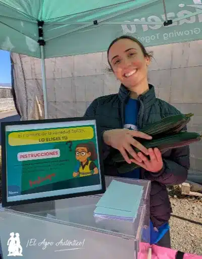 Urna en la que se han deposito de las papeletas con los nombres propuestos para la nueva variedad de pepino tardío de Hazera / agroautentico.com