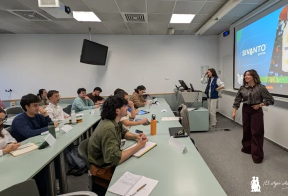 Bayer forma cantera con jóvenes ingenieros para combatir plagas en cítricos