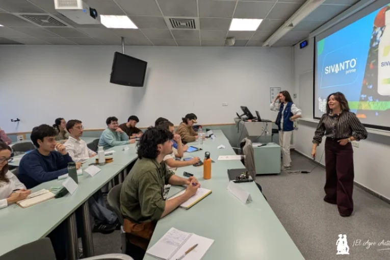 Bayer forma cantera con jóvenes ingenieros para combatir plagas en cítricos