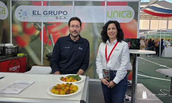 SUCA es uno de los distribuidores de Bioera. Yolanda Muñoz con Fernando Ruiz, técnico de El Grupo SCA perteneciente a Unica / agroautentico.com