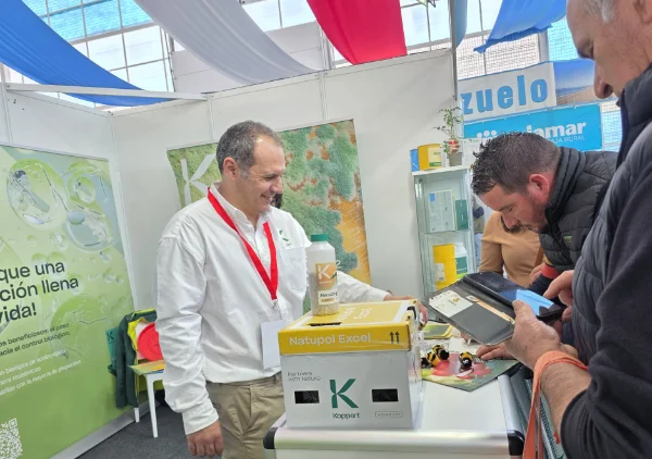 Expositor de Koppert en Expo Cherry 2026 feria de Albuñol / agroautentico.com