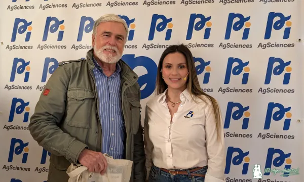 Lorena Hernández, PI AgScience, con José Marín de Ejiberj, uno de los distribuidores / agroautentico.com