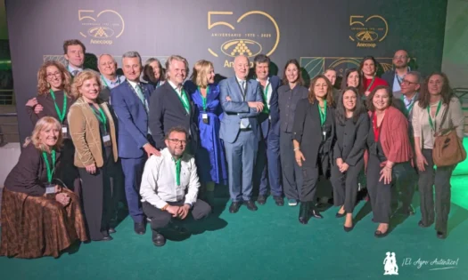 Corazón Anecoop. Foto de familia con la prensa en el 50 Aniversario en Valencia / agroautentico.com
