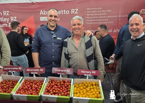 Armando Pérez de Rijk Zwaan con Paco López, productor granadino de pepino y tomate cherry / agroautentico.com