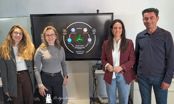Camille Bernal, Grace Somogyi y Joana Oliveira, miembros del equipo de marketing, y Paco Moreno, especialista en soluciones para el campo en Agronova Biotech / agroautentico.com