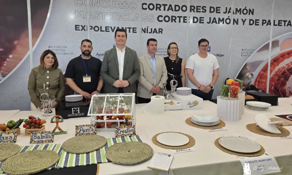 Alcalde de Níjar y concejales con Antonio Ortuño, referente nacional de cortadores de jamón / agroautentico.com