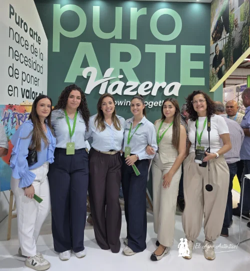 Ana Rubio con el equipo femenino de Hazera. También 'Puro Arte' / agroautentico.com