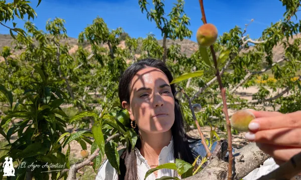 Joana Oliveira con melocotón rojo / agroautentico.com