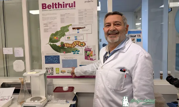 Jorge Malo de Probelte con el bioinsecticida Belthirul / agroautentico.com
