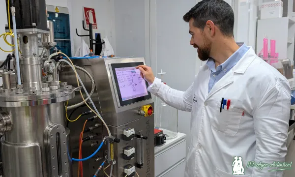 Juan Moreno en la planta piloto de fermentación en Agronova Biotech / agroautentico.com