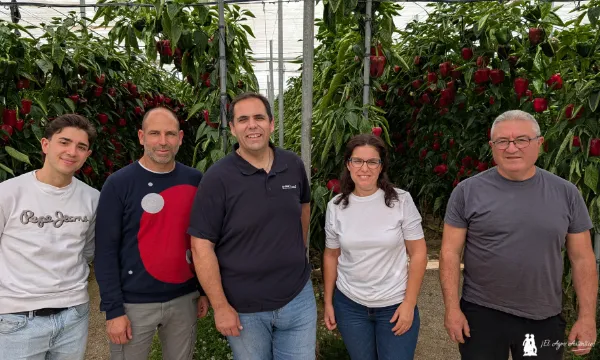 Martín Vergara, Antonio Miguel López, José Ramón Martínez, Deli Tortosa y José Moreno con pimiento Arkos de Nunhems / agroautentico.com